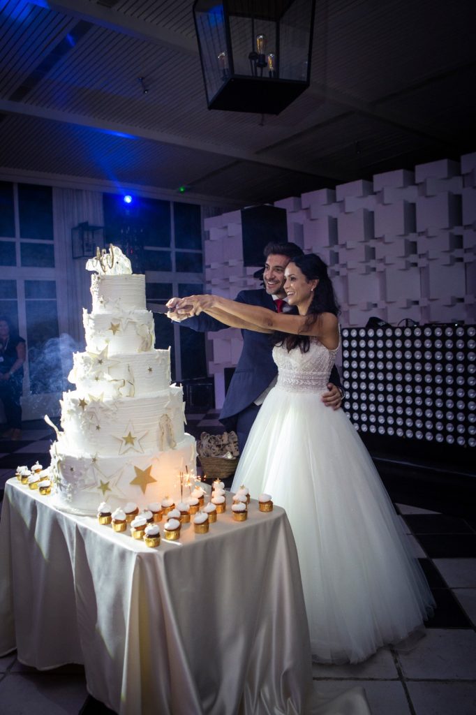 Annabel y Jordi, recién casados, cortando el pastel